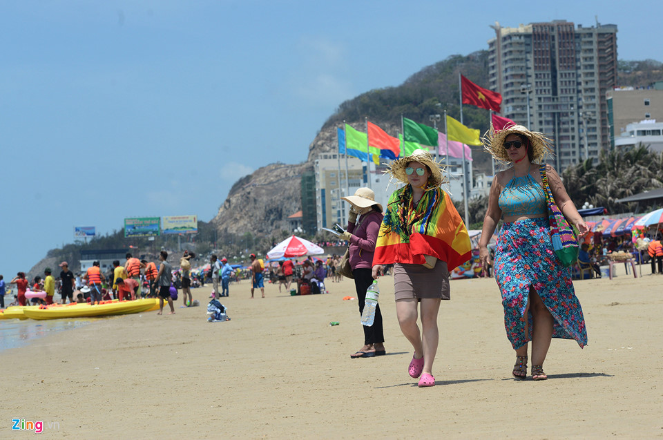 Hàng nghìn người nô đùa ở biển Vũng Tàu khi nhiệt độ gần 40 độ C